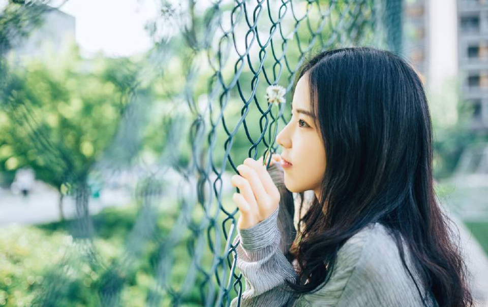 “见过孟达将军。”房间里，哪里有什么刘璋和刘璝夫人的影子，却见一男一女两人见到孟达之后，站起身来，抱了抱拳：“不知事情如何？”